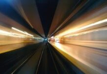 Multan a un hombre por conducir a 880 Kilometros por hora.