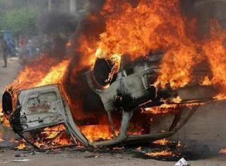 Molesto por una multa de transito, un chofer prendé fuego a su carro.