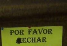 2 Carteles curiosos.