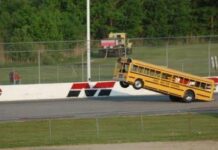 Es la Nascar… La Formula 1!… ¡Son autobuses escolares!