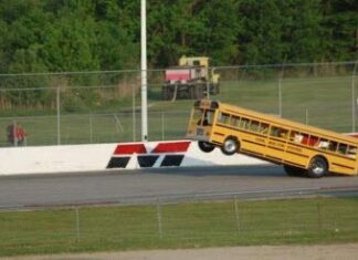 Es la Nascar… La Formula 1!… ¡Son autobuses escolares!