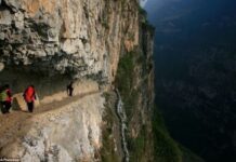 Fotos impresionantes: Escalofriante camino hacia la escuela.