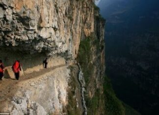 Fotos impresionantes: Escalofriante camino hacia la escuela.