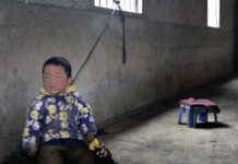 En china los niños son atados por sus padres mientras trabajan