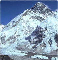 Hombre nada bajo el Monte Everest
