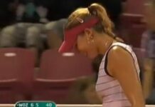Suena el Telefono Móvil a una Jugadora de Tenis movil en tenis