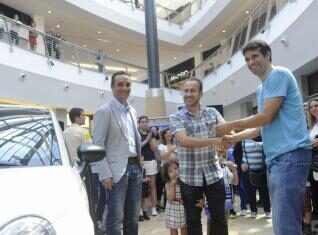 Valerón entrega las llaves del coche del Dépor a un socio