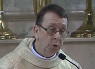 Un Sacerdote Causas Furor en Internet por su Canto en una Boda Un Sacerdote Causas Furor en Internet por su Canto en una Boda