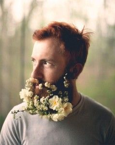 Hombres con Flores en su Barba, la nueva Tendencia