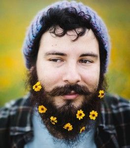 Hombres con Flores en su Barba, la nueva Tendencia