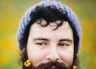 Hombres con Flores en su Barba, la nueva Tendencia Hombres con Flores en su Barba, la nueva Tendencia
