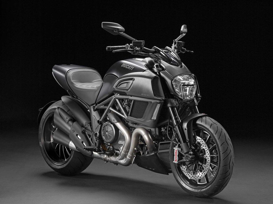2014-Ducati-Diavel-Carbon-07