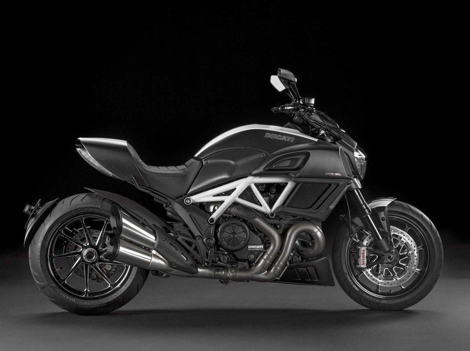 2014-Ducati-Diavel-Carbon-08