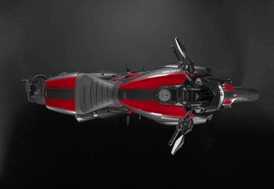 2014-Ducati-Diavel-Carbon-14