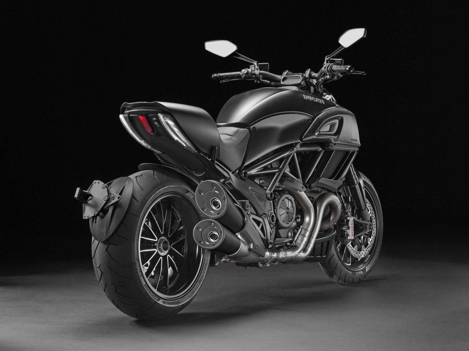 2014-Ducati-Diavel-Carbon-15
