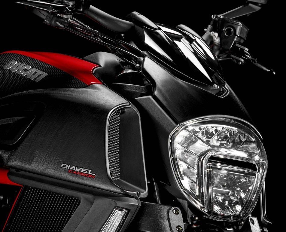 2014-Ducati-Diavel-Carbon-19