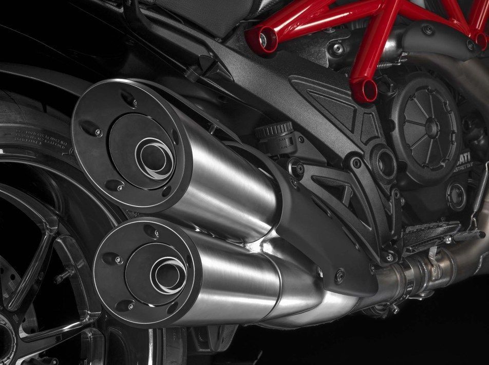 2014-Ducati-Diavel-Carbon-28
