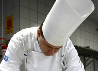 Curiosidades de los Uniformes utilizados en Cocina cocinero con uniforme