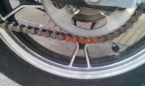 Limpiar la cadena de una moto