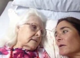 Una Madre con Alzheimer Reconoce a Su Hija Durante Unos Instantes Una Madre con Alzheimer Reconoce a Su Hija Durante Unos Instantes