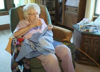 Una mujer de 99 años cose todos los días 1 vestido para una Niña Necesitada Una mujer de 99 años cose todos los días 1 vestido para una Niña Necesitada