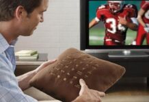 Regalos Curiosos para Enviar en Navidad cojin y mando de televisión