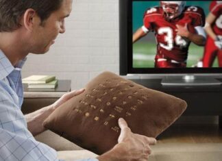 Regalos Curiosos para Enviar en Navidad cojin y mando de televisión