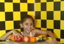 Niña en un plato
