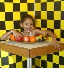 Niña en un plato