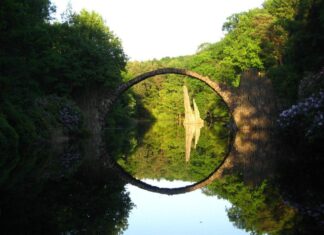 El extraño puente Rakotzbrücke