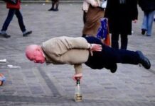 Abuelo sobre una Botella