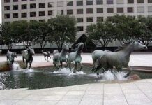 Esculturas de caballos que parecen moverse
