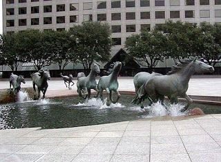 Esculturas de caballos que parecen moverse