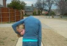 La increible chica con la cabeza en el brazo