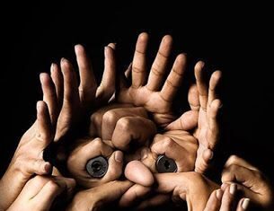 Manos surrealistas