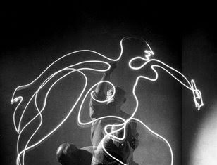 Picasso pintando con luz