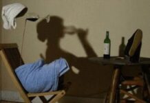 Ilusion optica. Fantasma bebiendo vino.