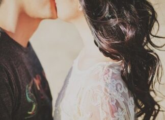 Besos de Pasión en el Tejado en San Fermín Besos de Pasión en el Tejado en San Fermín