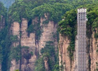 El elevador al aire libre de Bailong, en ZHANGJIAJIE Observation Elevator At Mountain Of Zhangjiajie National Park, China