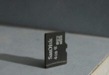 Tarjetas SD y microSD: tipos, velocidades y cómo elegir Primer plano de una tarjeta microSD negra, formato de almacenamiento digital