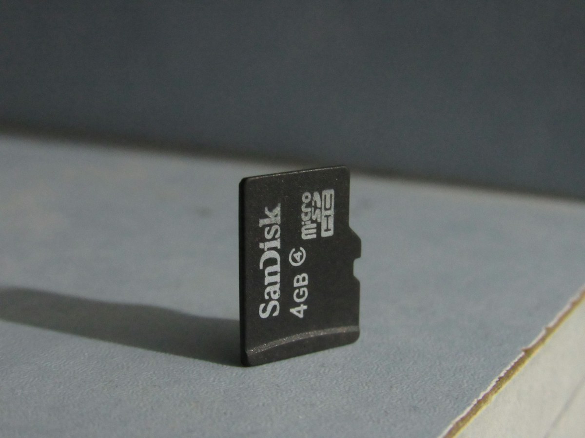 Primer plano de una tarjeta microSD negra, formato de almacenamiento digital