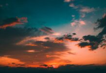 Por qué el cielo es azul y los atardeceres son rojos Nubes naranjas iluminadas por la puesta de sol sobre un cielo azul