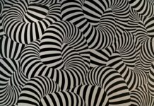 Efecto moiré: por qué aparecen ondas extrañas al fotografiar una pantalla Fachada con un patrón repetitivo de líneas blancas y negras